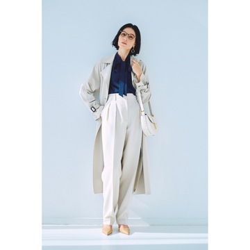 柔和なライトベージュ×知的なネイビーで、スタイリッシュな通勤コーデが完成。最高気温19℃｜4/23(火)【50代の毎日コーデ】