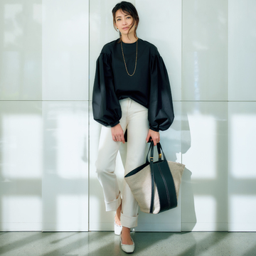 モノトーンコーデで白デニムを優美に着こなす！【アラフィーの新定番は白デニム】