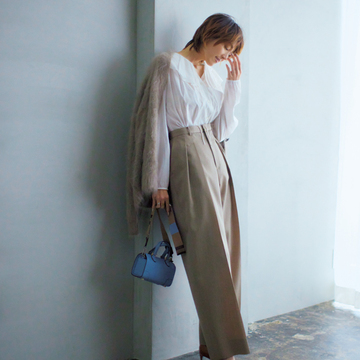【“白”で見違える冬コーデ】“先取りの白”ならクリーンな甘ブラウスをチョイス