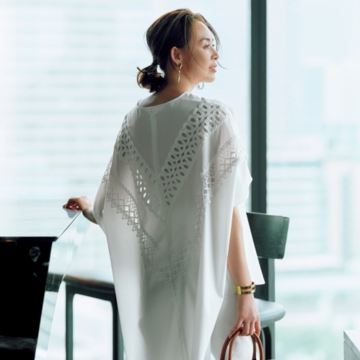 360度美人見えするレースのブラウスが、品のいい色気と涼感を連れてくる