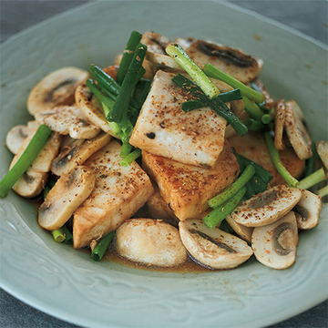 きのこのうま味と香りがごちそう！「マッシュルームたっぷりの白身魚のソテー」【ウー・ウェンさんのからだ想いの家中華】
