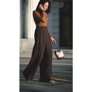 上品に映える初夏のブラウンコーデでラフなワンツーコーデをリュクスに見せる。最高気温24℃｜5/23(金)【50代の毎日コーデ】