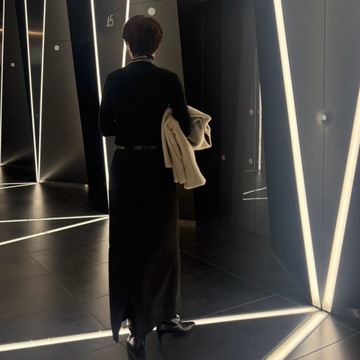 一着のブラックタイトスカートから始まるミニマムな装い