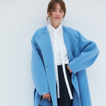 ハイクのリバーコートはほどよい厚みで大人かっこいい構築的なフォルムに