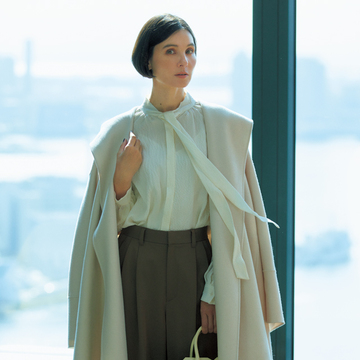 【印象派トップスとパンツでドレスアップ】ボウタイブラウスを素材感で今っぽく