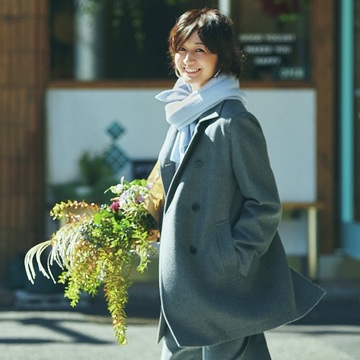 上質ピーコートで、大人カジュアルなワンマイルコーデを楽しむ