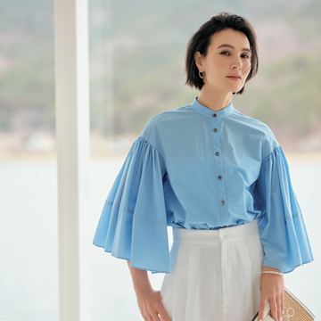 【新ブルーシャツ】みずみずしく華やかに。オーラをまとうブルーシャツコーデ