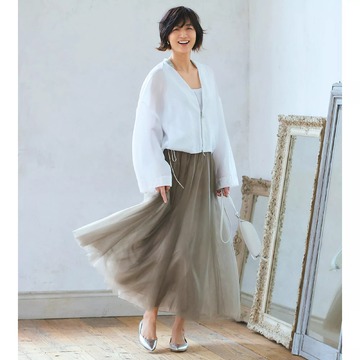 軽やかで美しい、今もこれからも愛せる逸品たち。富岡佳子さんがまとう大人の新名品