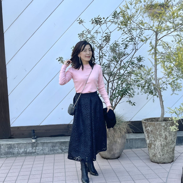 桜色ニット×ブラックスカートで表参道ランチ