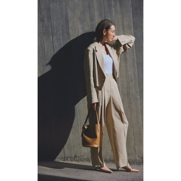 マスキュリンなセットアップは、程よく肌見せできるインナーで抜け感を授けて。気温23℃｜5/3(金)【50代の毎日コーデ】