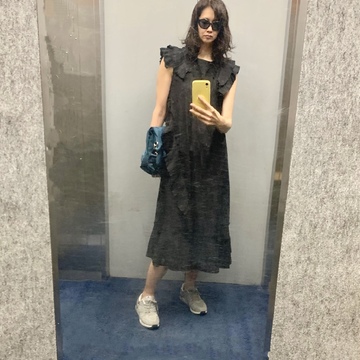 クロの夏ワンピースにスニーカー♪