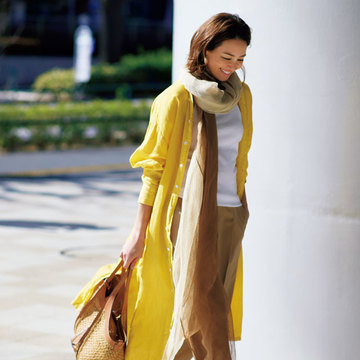 リネン素材のワンピなら濃いイエローも涼しげな雰囲気に【かっこよく着映える「きれい色」コーデ】