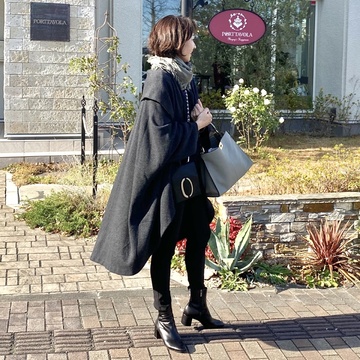 レストランランチにはふわりと広がるペンギンコートを羽織って