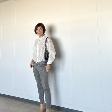 グレイッシュカラーのデニムコーデ