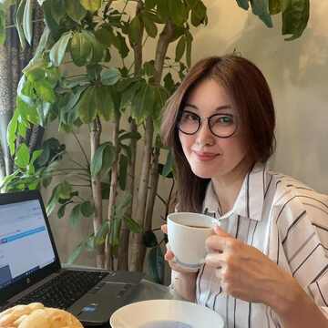 「大人映え」黒ぶちメガネと赤みブラウンメガネで私スタイル