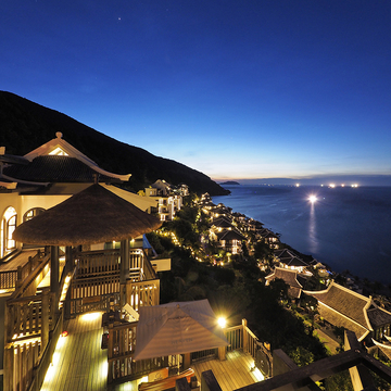 断崖絶壁に立つ寺院風リゾート、インターコンチネンタル ダナン