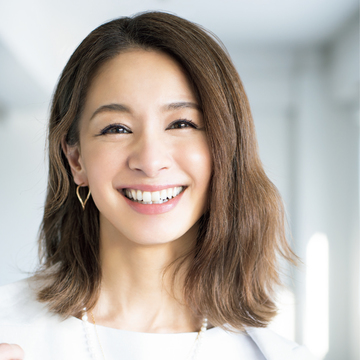 これだけでヘアスタイルがすっきり見える！「耳かけテク」でほどよい抜け感を