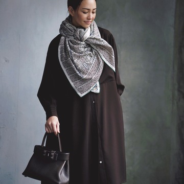 上質なスカーフのボリューム感でブラウンコーデの華やかさをグレードアップ！気温13℃｜2/16(金)【50代の毎日コーデ】