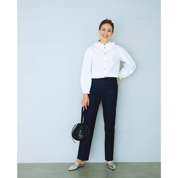 きれいめ濃紺デニムは白フリルブラウスで、適度なフェミニンさをプラス。最高気温24℃｜9/27(水)【50代の毎日コーデ】