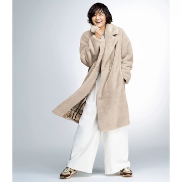 富岡佳子さんがまとう名品アウター「HERNO」エコファーロングコート