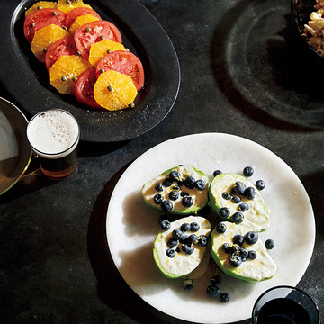 夏らしく爽やかに味わう！「トマトとオレンジのケイパーサラダ」＆「アボカドとブルーベリーのヨーグルトサラダ」