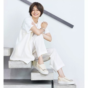 富岡佳子さんがまとう「Sergio Rossi」のsr1 ADDICT スニーカー