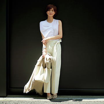 足元のパイソンサンダルでハンサムなエッセンスを！ オールホワイトスタイル【富岡佳子、夏の私服スタイル】