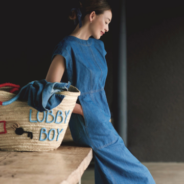 デニムのカジュアルさを味方につけたドレスでエレガントかつ余裕のある佇まいに。最高気温35℃｜8/24(日)【50代の毎日コーデ】