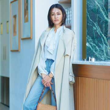 トレンチ＋デニムの定番コーデは、白ブラウスで洗練度を上げて【華やか白ブラウス】