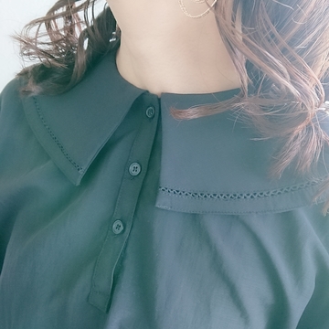 トレンドのビッグカラーブラウスはブラックで