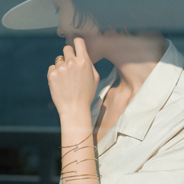 ティファニーのブレスレットは繊細なワイヤー使いに視線が集まりそう＜春のゴールドジュエリー＞