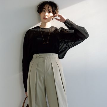 【50代が買うべき春服】黒シアー素材の＜着映えブラウス＞でクールな女性らしさを楽しもう