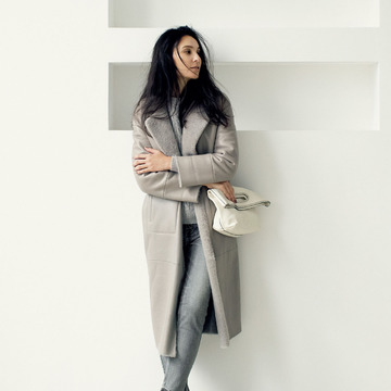 「グレージュ」を主役カラーにすると、大人のカジュアルが華やぐ！　五選