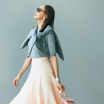 【福田亜矢子の品格グレーコーデ】きれい色スカートにグレーのニットを合わせて微糖モードに