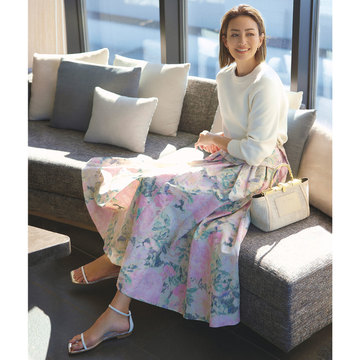 クラシカルなスカートをカジュアルな白ニットでリフレッシュ！気温25℃｜6/4(日)【50代の毎日コーデ】