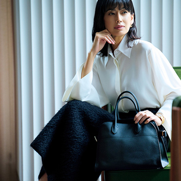 【名品黒バッグ】「ザ・ロウ」のバッグはタブレットが入るちょうどいいサイズ感