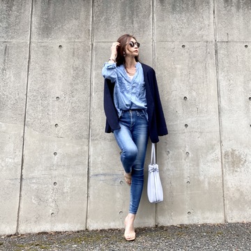 爽やかブルーのコーデでカフェ巡り