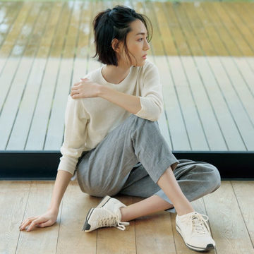 50代に似合うスニーカーと大好評！「マーガレット・ハウエル×MIZUNO」に新色登場