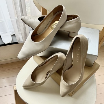 優しい色合いのグレージュパンプスで春コーデ