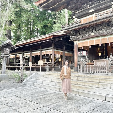 ブラウンＶネックラメカーディガンで、長野県諏訪大社・下社秋宮へ