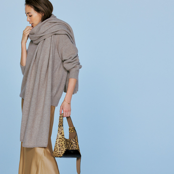 【50代に似合う冬のスカートコーデ】サテンスカートはたっぷりカシミヤニットでリラックスした表情に