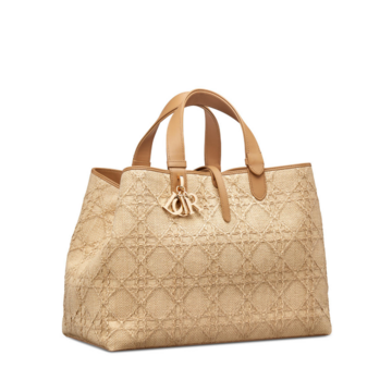 【eclat’s pick up】モダンでいて実用的。50代に人気のバッグ「ディオール トゥジュール」が夏らしいラフィア素材で新登場！