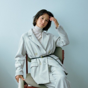 細めベルトがさりげなく効く！ 大人の冬のセットアップコーデ