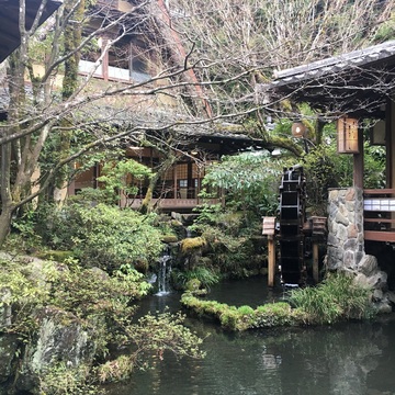うかい亭　鳥山（高尾山から）