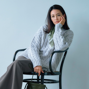 【ライトなグレーコーデ】暖かみとリッチ感を叶えるニット2選