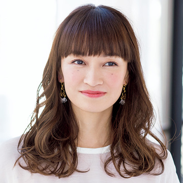 Aライン×ワイドバングで脱コンサバ！華やぎムードたっぷりロングヘア【50代髪型・ヘアスタイル】