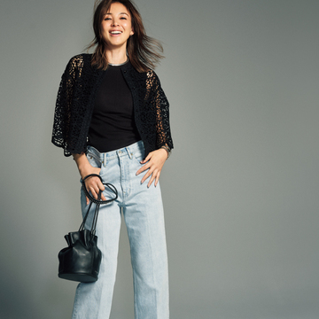 【50代に似合うデニム】色落ち感が絶妙なブルーはワイドシルエットで女らしさをプラス！