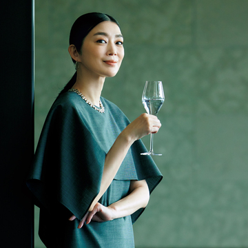 流れるようなドレープケープが所作まで美しくさせるワンピース【NEOエグゼスタイル】