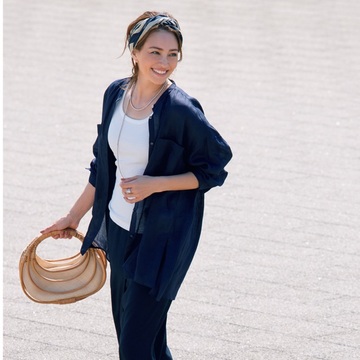 透けシャツ×ロングネックレスの合わせワザで大人の胸もとを華やかに