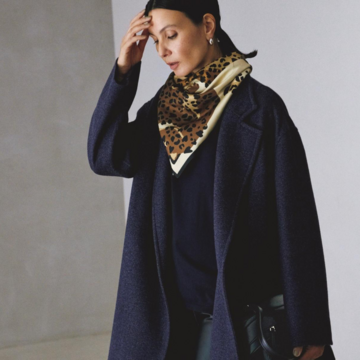 レオパード柄スカーフを投入して知的なネイビーコーデをモードに味つけ。最低気温1℃｜1/14(水)【50代の毎日コーデ】